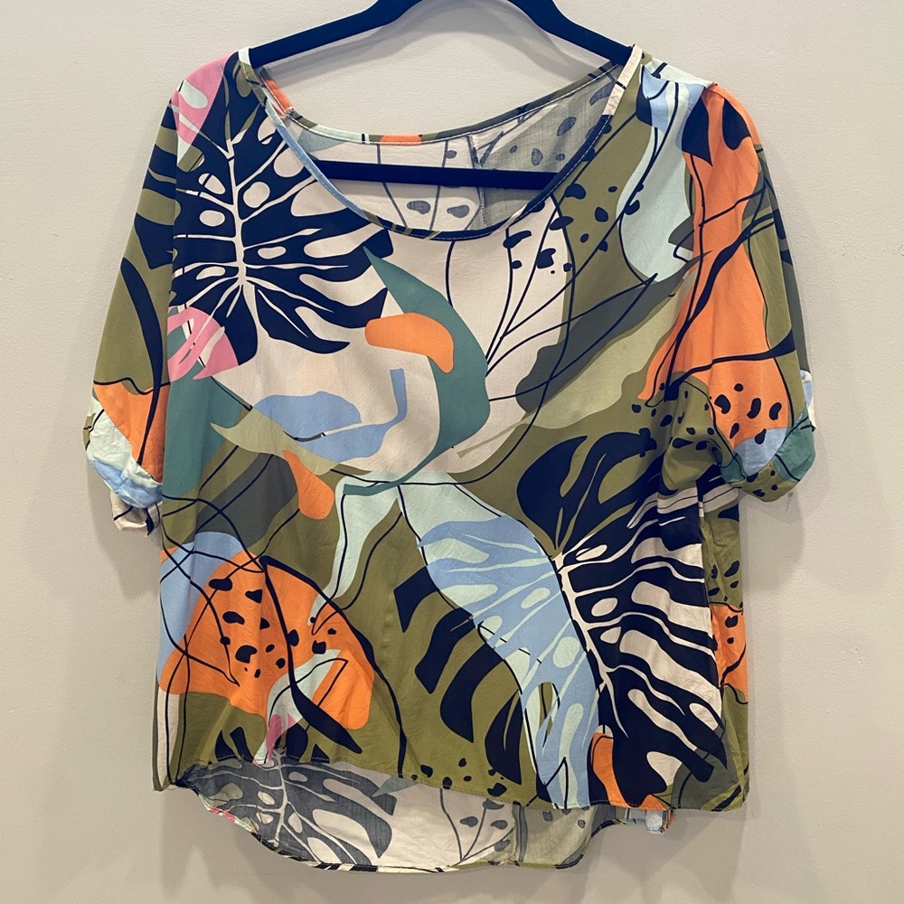 Tropical Top, light Size fits a M and Large